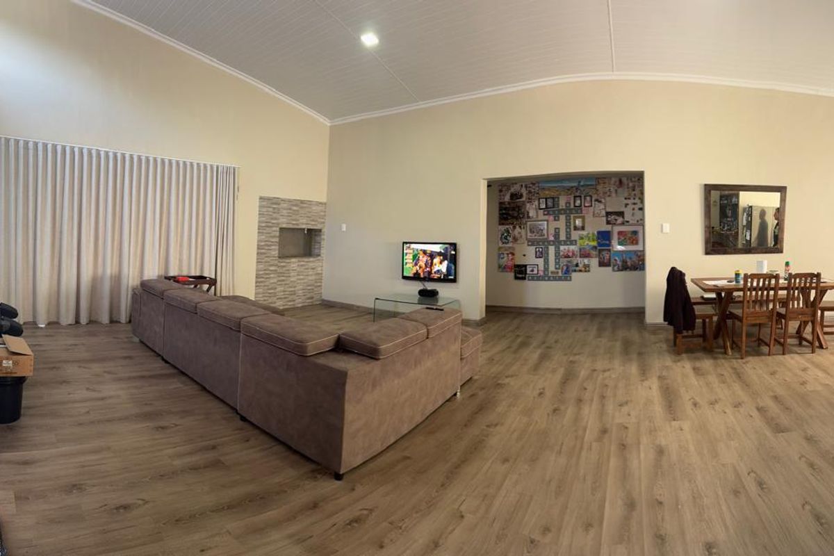 Modern 4-Bedroom Home with Entertainment Area & Off-Grid Power in Betty’s Bay - Photo 2