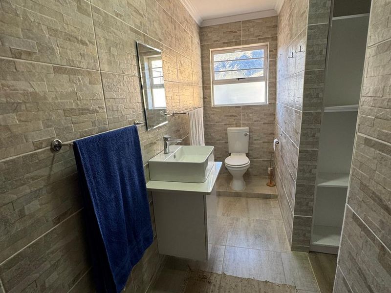 Modern 4-Bedroom Home with Entertainment Area & Off-Grid Power in Betty’s Bay - Photo 8