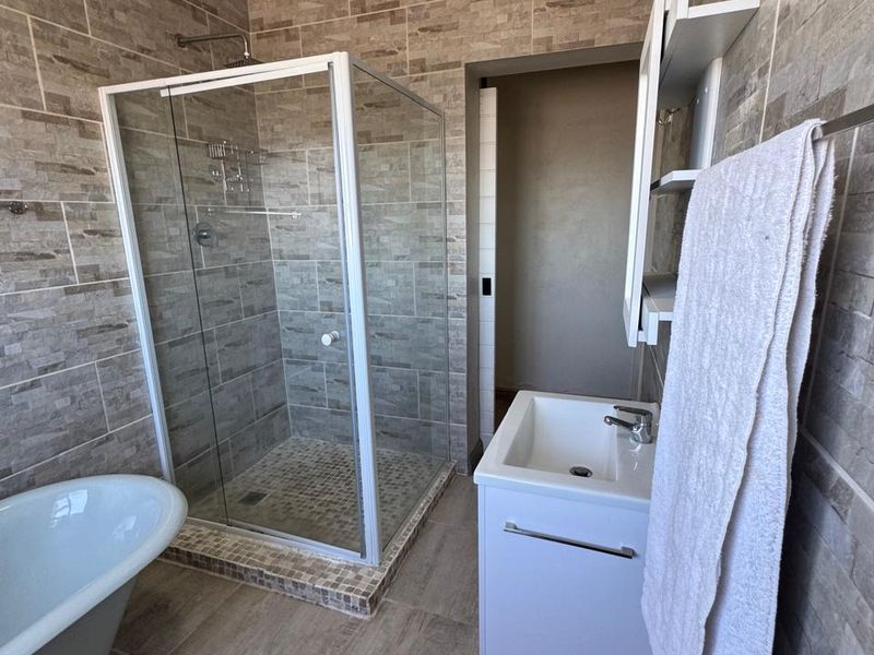 Modern 4-Bedroom Home with Entertainment Area & Off-Grid Power in Betty’s Bay - Photo 9