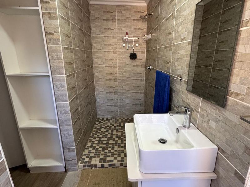 Modern 4-Bedroom Home with Entertainment Area & Off-Grid Power in Betty’s Bay - Photo 7