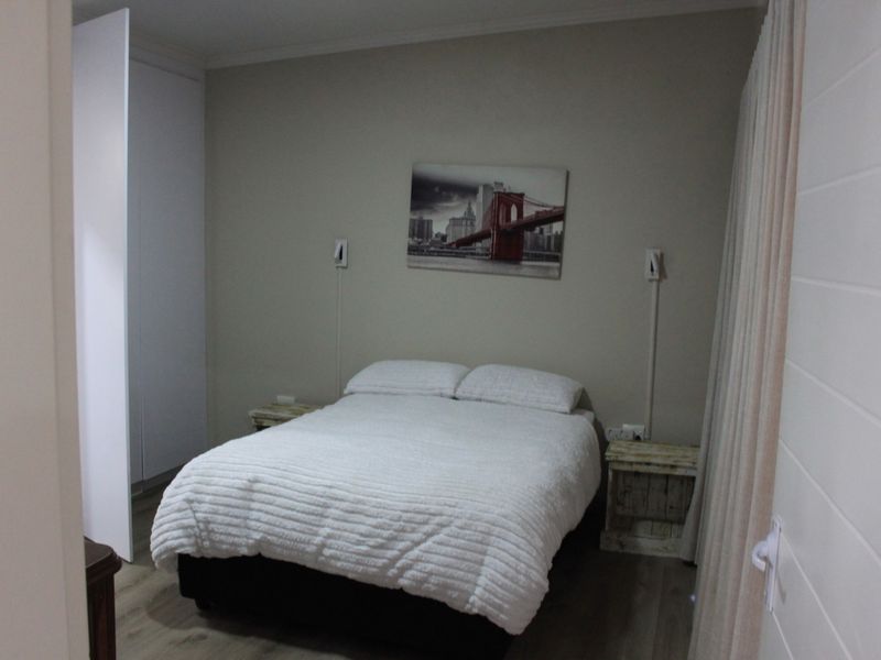 Modern 4-Bedroom Home with Entertainment Area & Off-Grid Power in Betty’s Bay - Photo 6