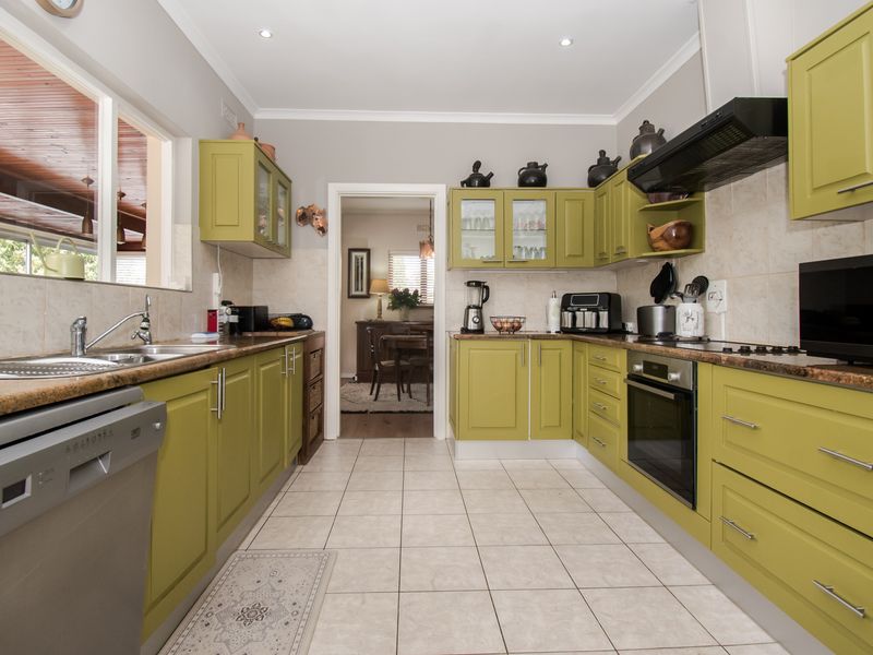 Space and solid foundations in prestigeous La Sandra - Photo 9