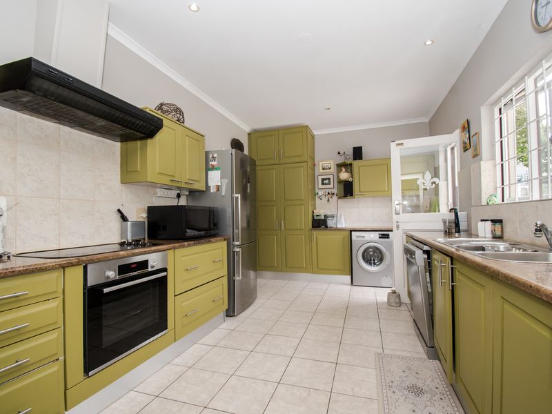 Space and solid foundations in prestigeous La Sandra - Photo 10