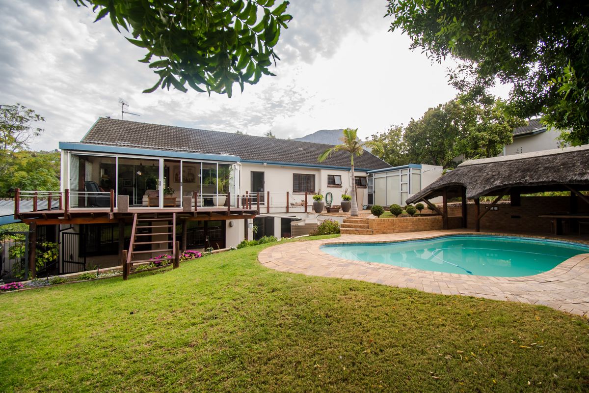 Space and solid foundations in prestigeous La Sandra - Photo 3