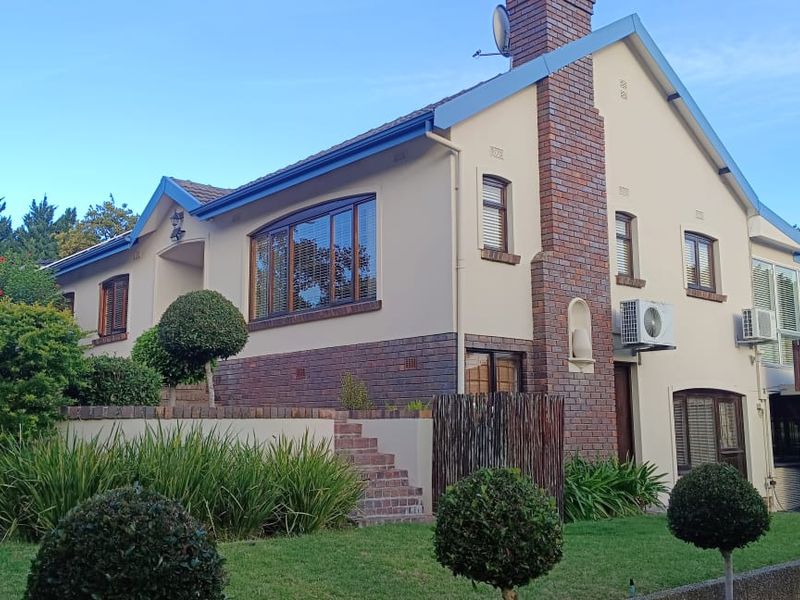 Space and solid foundations in prestigeous La Sandra - Photo 4