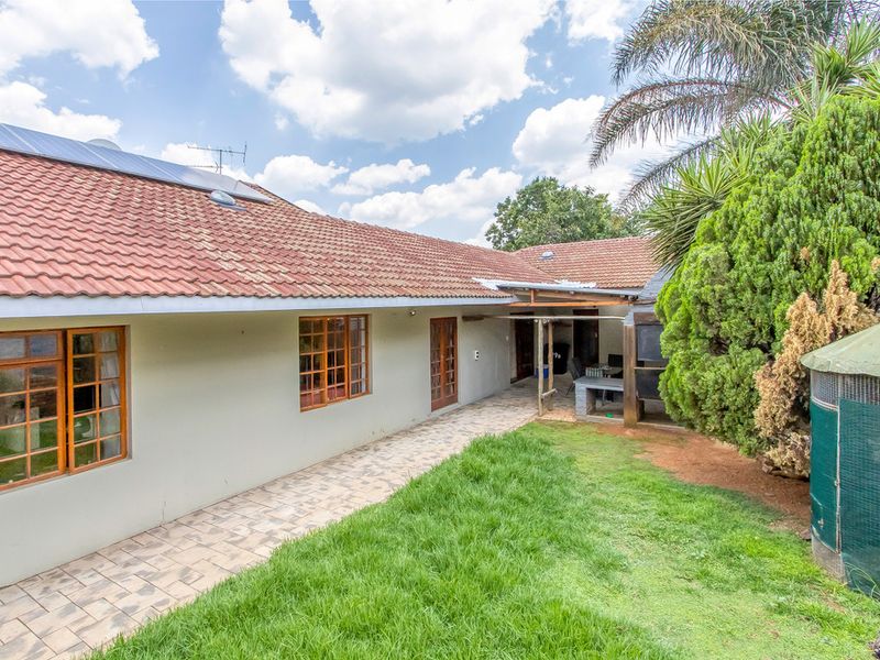 Space for Everyone! Family Home with Cottage and Excellent Security - Photo 9