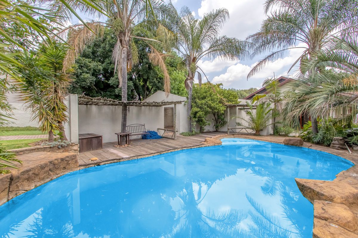 Space for Everyone! Family Home with Cottage and Excellent Security - Photo 4