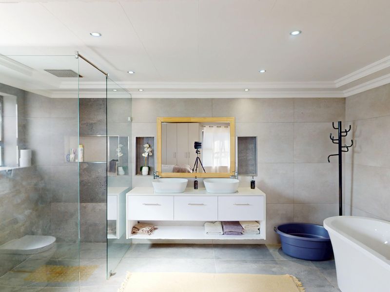 Spectacular 7.8ha off-grid farm with Guesthouse & Function Venue - Paarl! - Photo 10