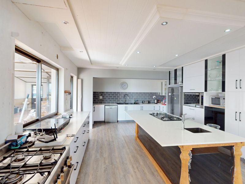 Spectacular 7.8ha off-grid farm with Guesthouse & Function Venue - Paarl! - Photo 7