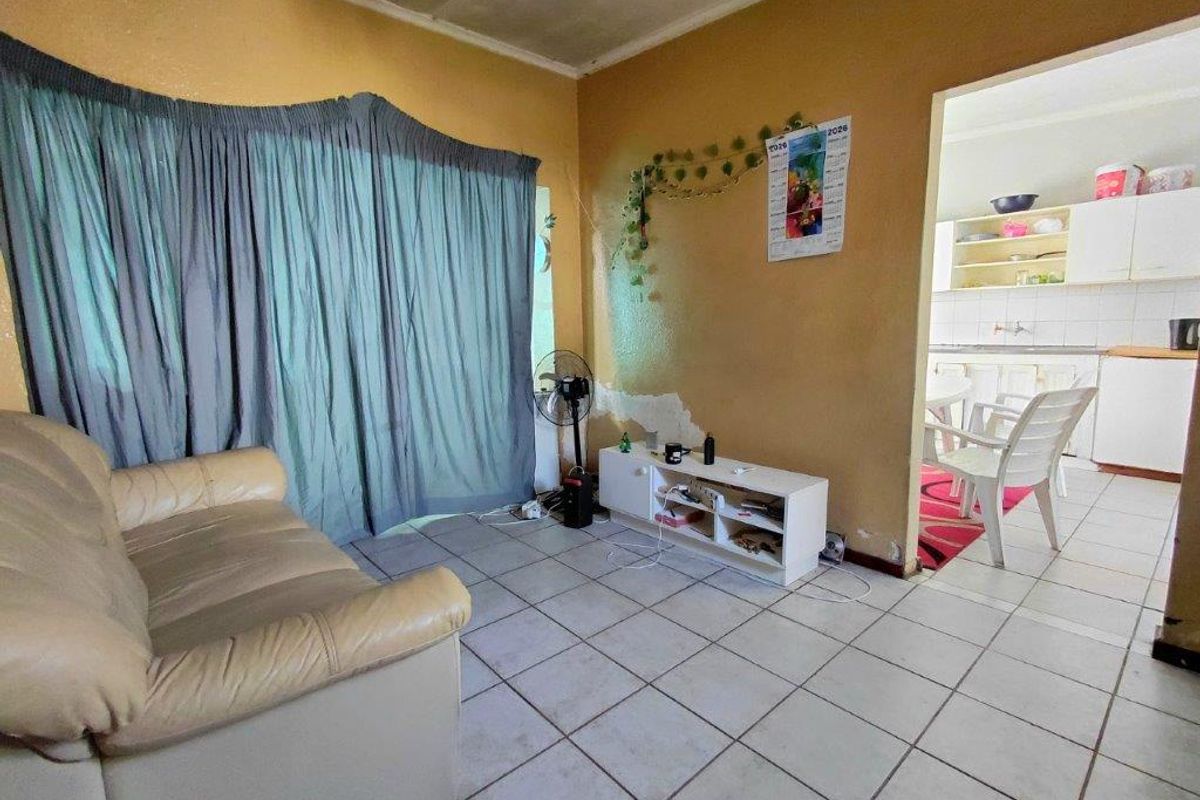 Don’t miss out on this spacious plot with a cottage—ready for renovation and loads of parking! - Photo 5