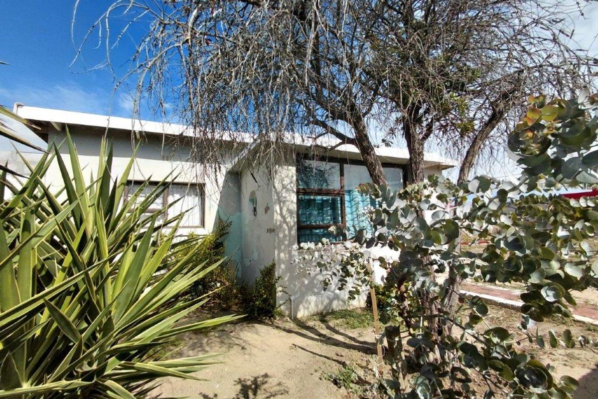 Don’t miss out on this spacious plot with a cottage—ready for renovation and loads of parking! - Photo 2