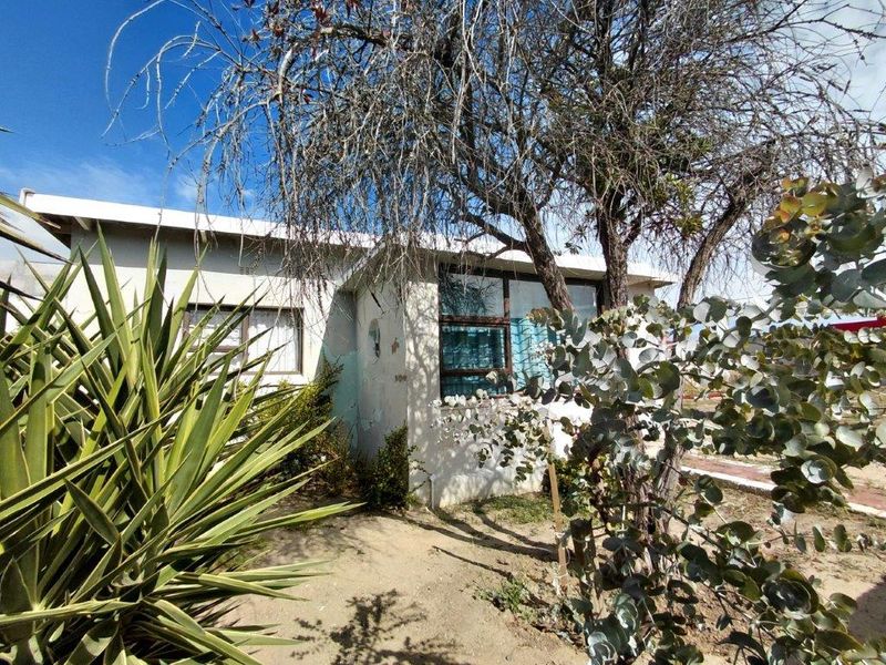 Don’t miss out on this spacious plot with a cottage—ready for renovation and loads of parking! - Photo 2