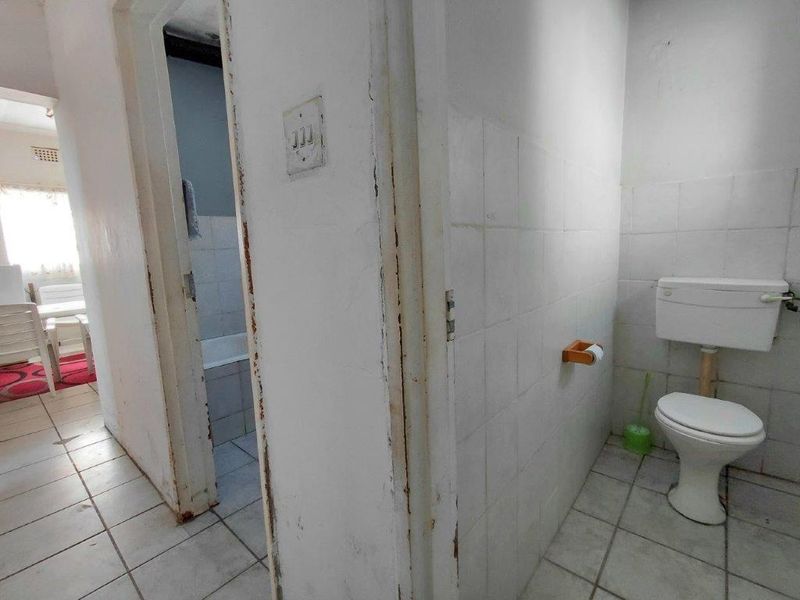 Don’t miss out on this spacious plot with a cottage—ready for renovation and loads of parking! - Photo 10