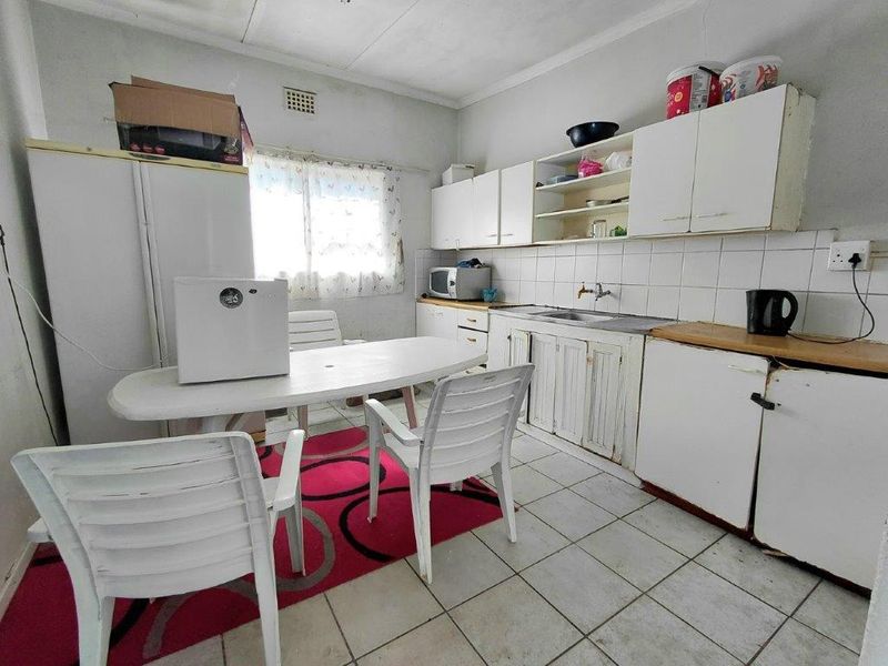 Don’t miss out on this spacious plot with a cottage—ready for renovation and loads of parking! - Photo 7