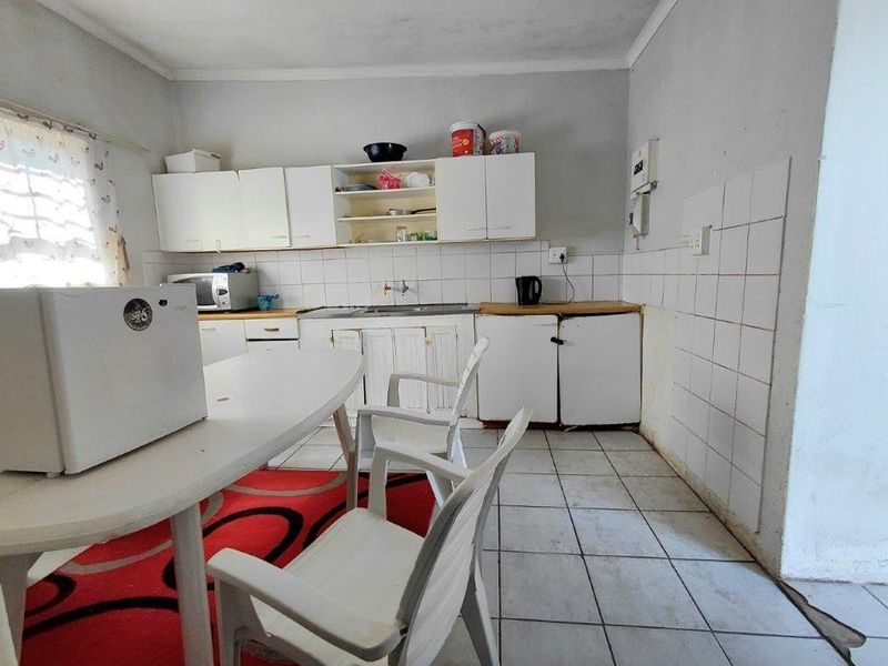 Don’t miss out on this spacious plot with a cottage—ready for renovation and loads of parking! - Photo 6