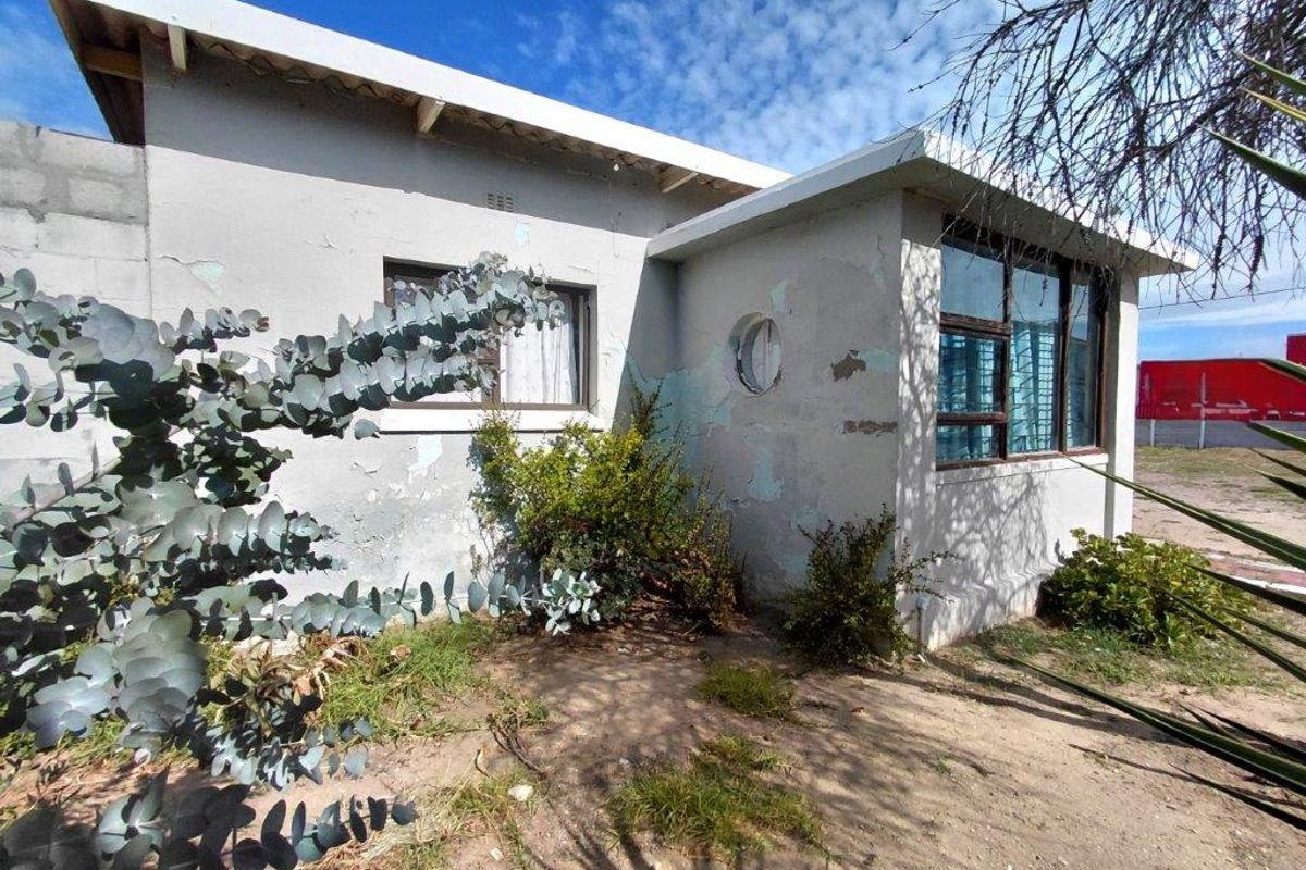 Don’t miss out on this spacious plot with a cottage—ready for renovation and loads of parking! - Photo 3