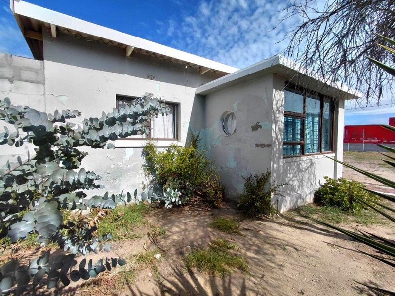 Don’t miss out on this spacious plot with a cottage—ready for renovation and loads of parking! - Photo 3