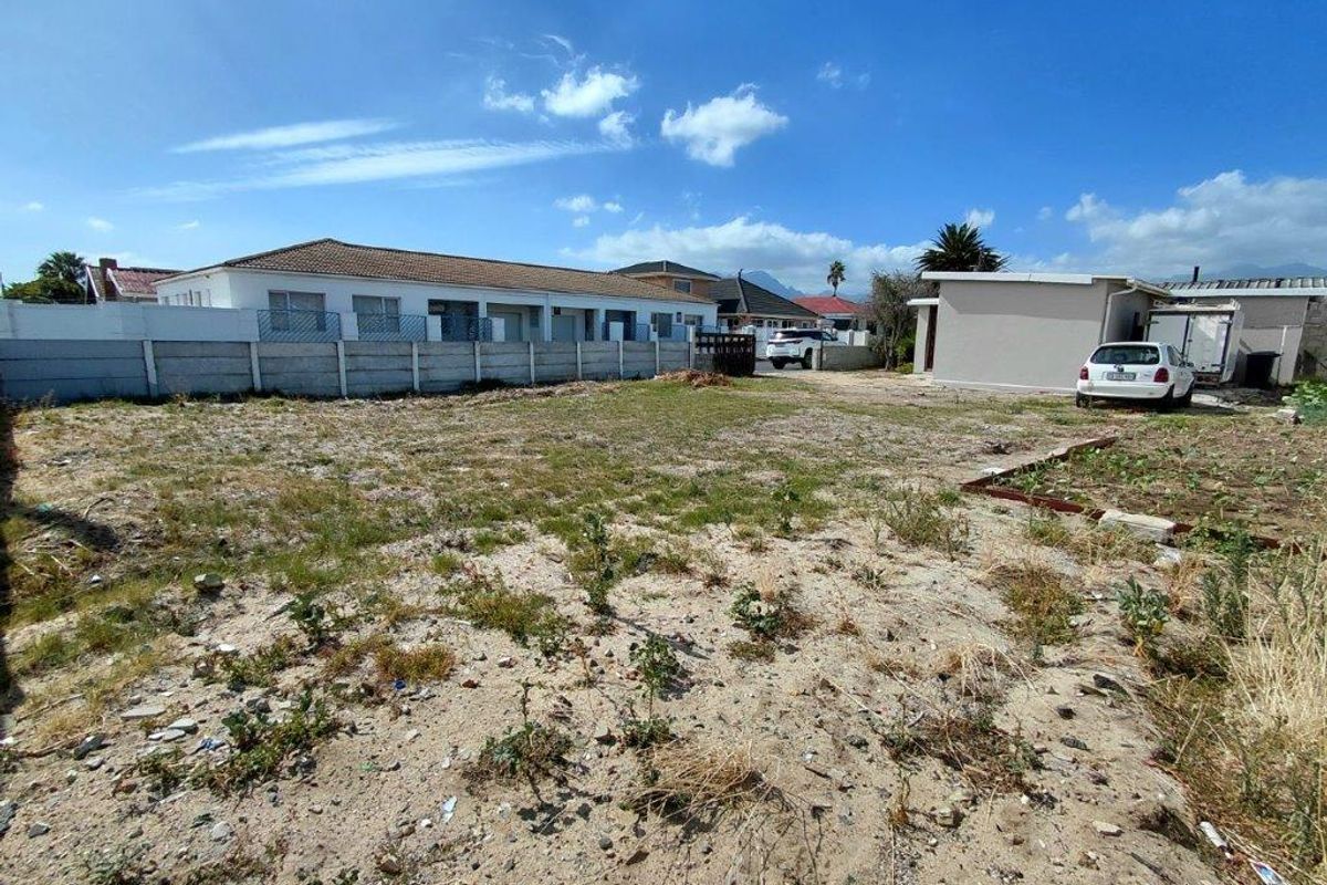 Don’t miss out on this spacious plot with a cottage—ready for renovation and loads of parking! - Photo 4