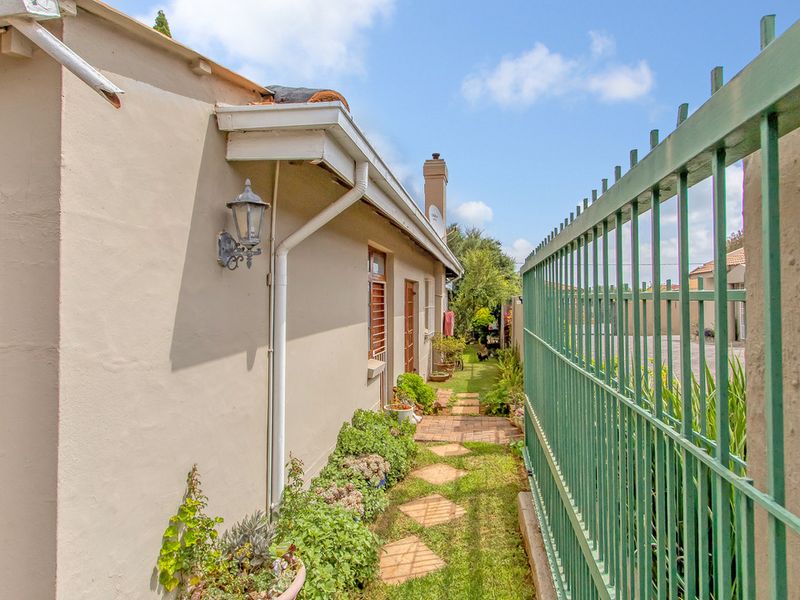 Secure Home in a Small Complex with Solar Back Up Power - Photo 3