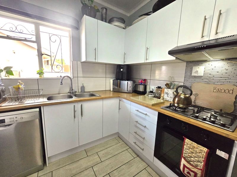 Hot new release! - Photo 3