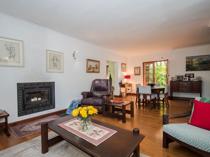 Cute Cape Cottage in established suburb - Photo 10