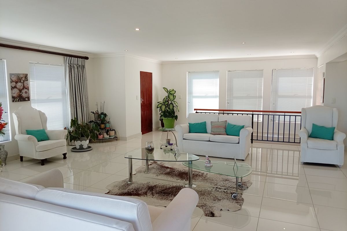 Space, Light & Comfort with beautiful views in Gordon’s Bay - Photo 3