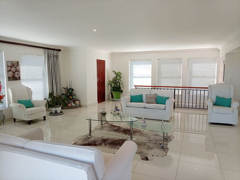 Space, Light & Comfort with beautiful views in Gordon’s Bay - Photo 3