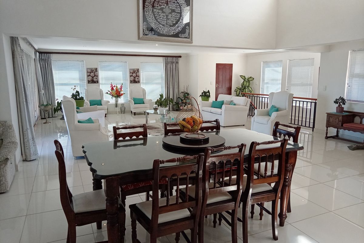 Space, Light & Comfort with beautiful views in Gordon’s Bay - Photo 5