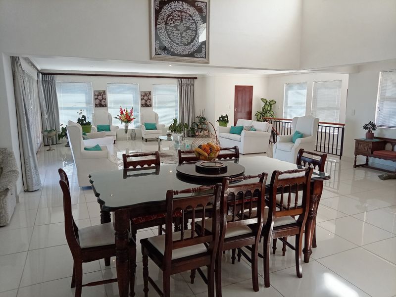 Space, Light & Comfort with beautiful views in Gordon’s Bay - Photo 5