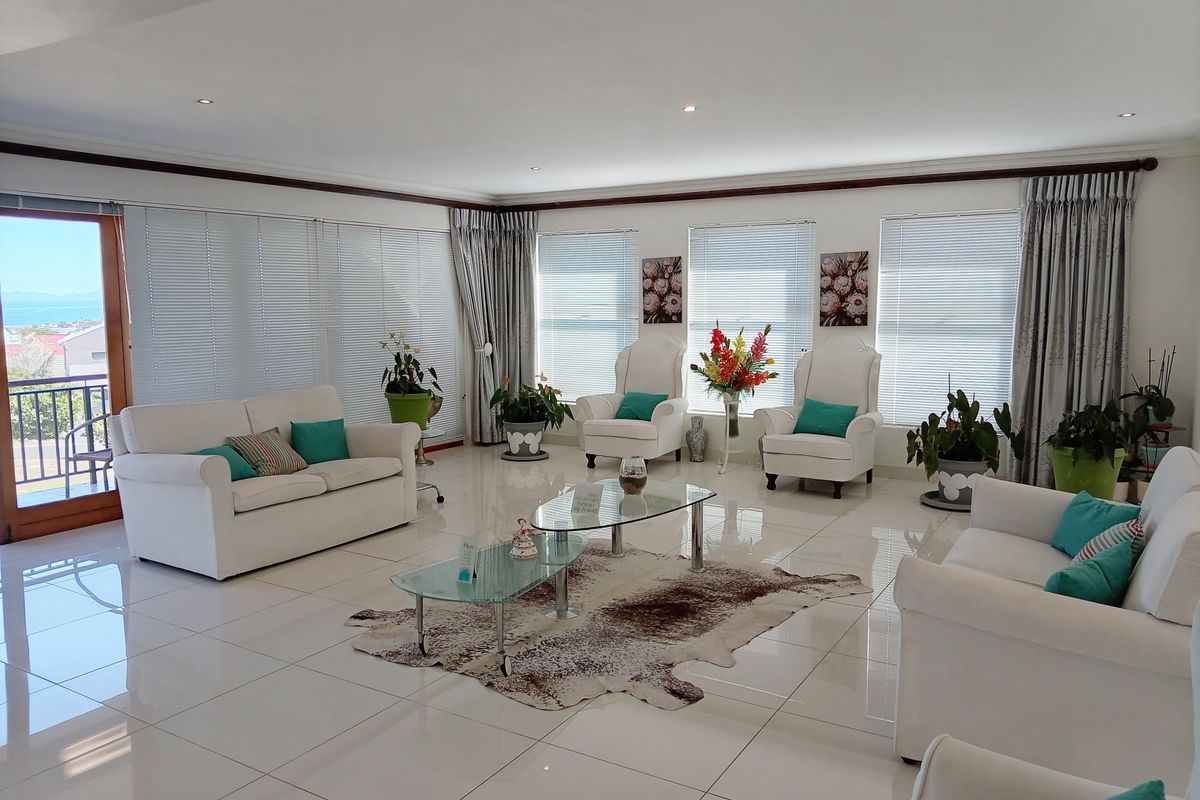 Space, Light & Comfort with beautiful views in Gordon’s Bay - Photo 2