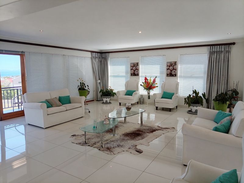 Space, Light & Comfort with beautiful views in Gordon’s Bay - Photo 2