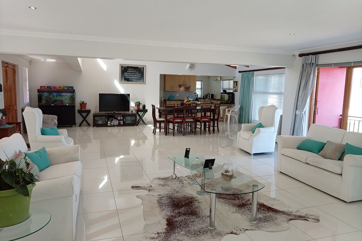 Space, Light & Comfort with beautiful views in Gordon’s Bay - Photo 4