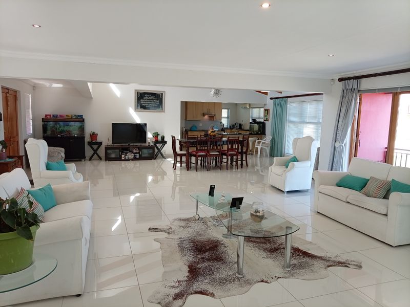 Space, Light & Comfort with beautiful views in Gordon’s Bay - Photo 4
