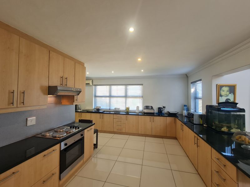 Space, Light & Comfort with beautiful views in Gordon’s Bay - Photo 10