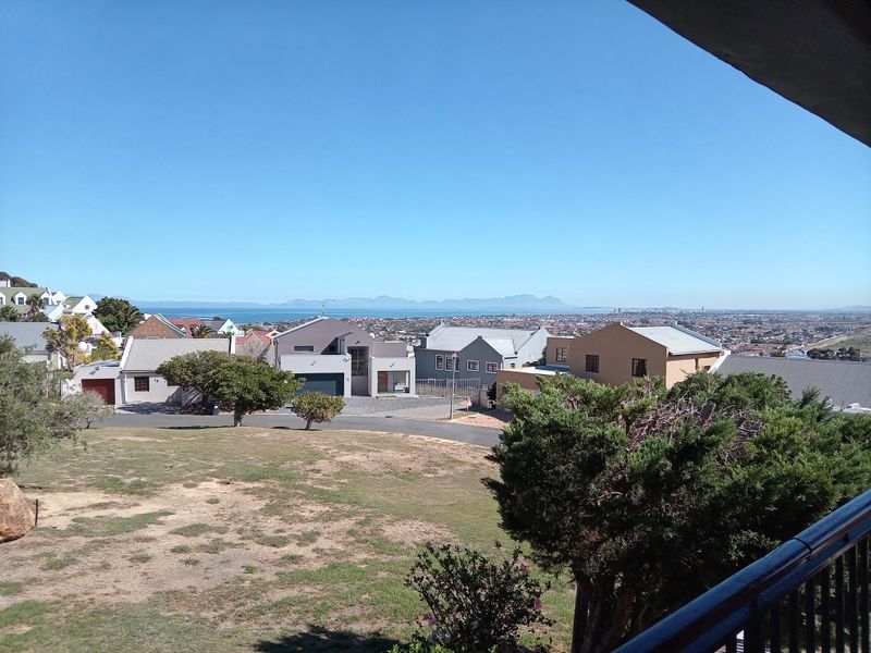 Space, Light & Comfort with beautiful views in Gordon’s Bay - Photo 9