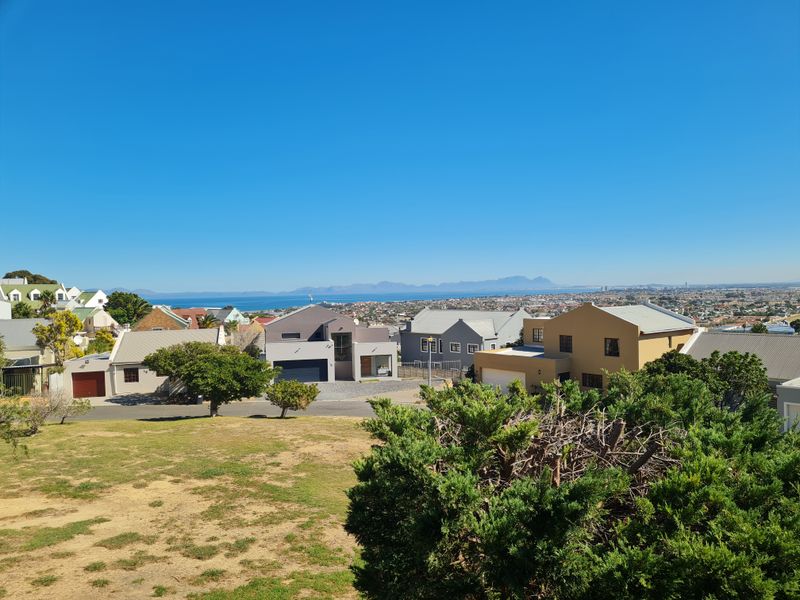 Space, Light & Comfort with beautiful views in Gordon’s Bay - Photo 8