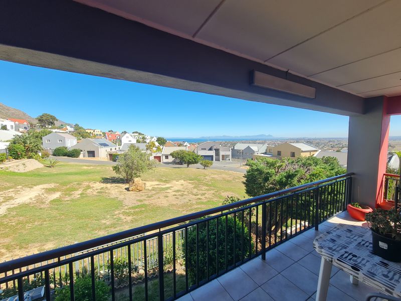 Space, Light & Comfort with beautiful views in Gordon’s Bay - Photo 7