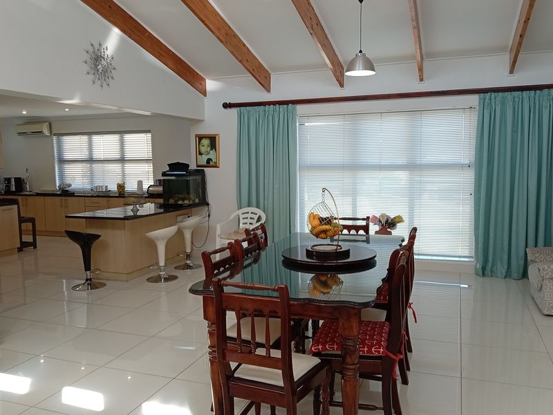 Space, Light & Comfort with beautiful views in Gordon’s Bay - Photo 6