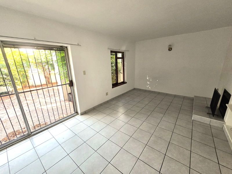 Spacious home to rent in central position - Photo 9