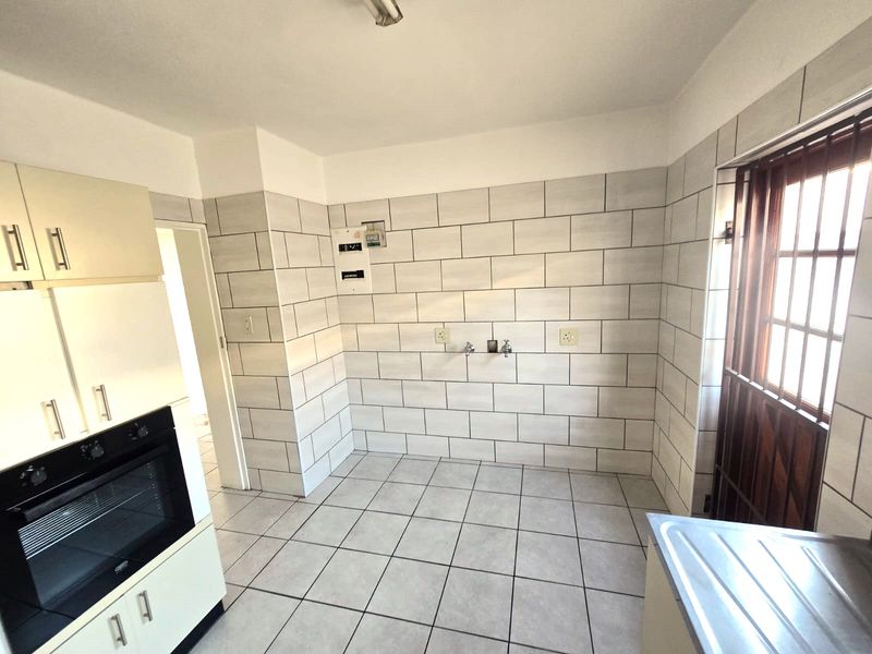 Spacious home to rent in central position - Photo 3