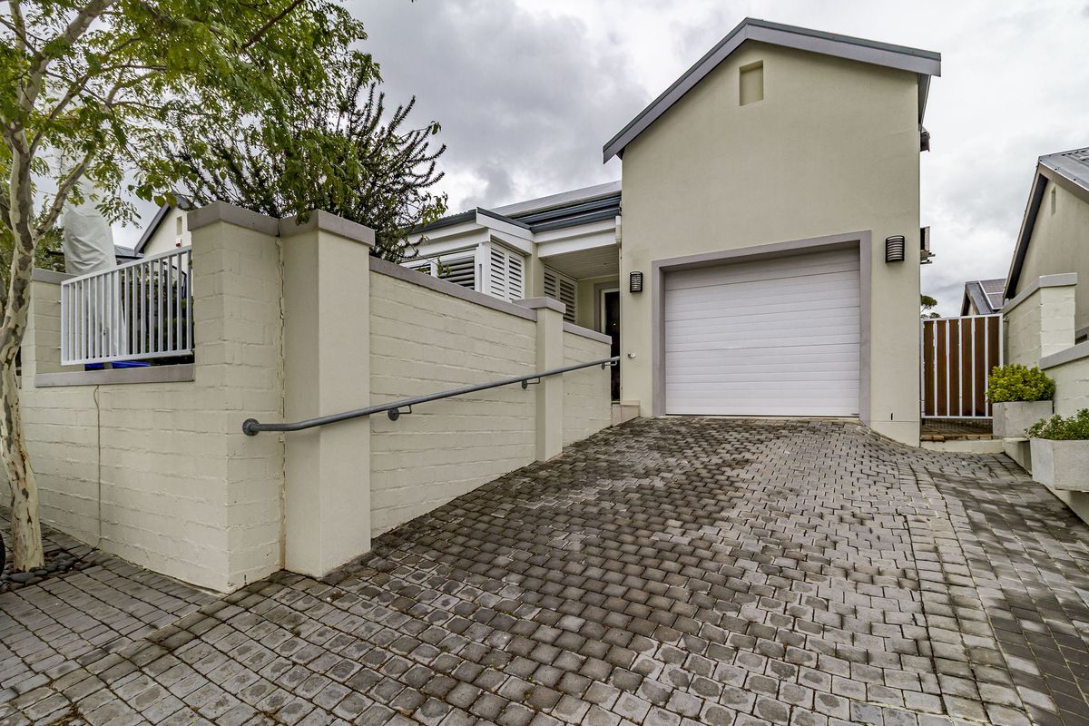 Immaculate,move-in ready home in exclusive estate - Photo 2