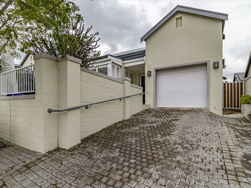 Immaculate,move-in ready home in exclusive estate - Photo 2