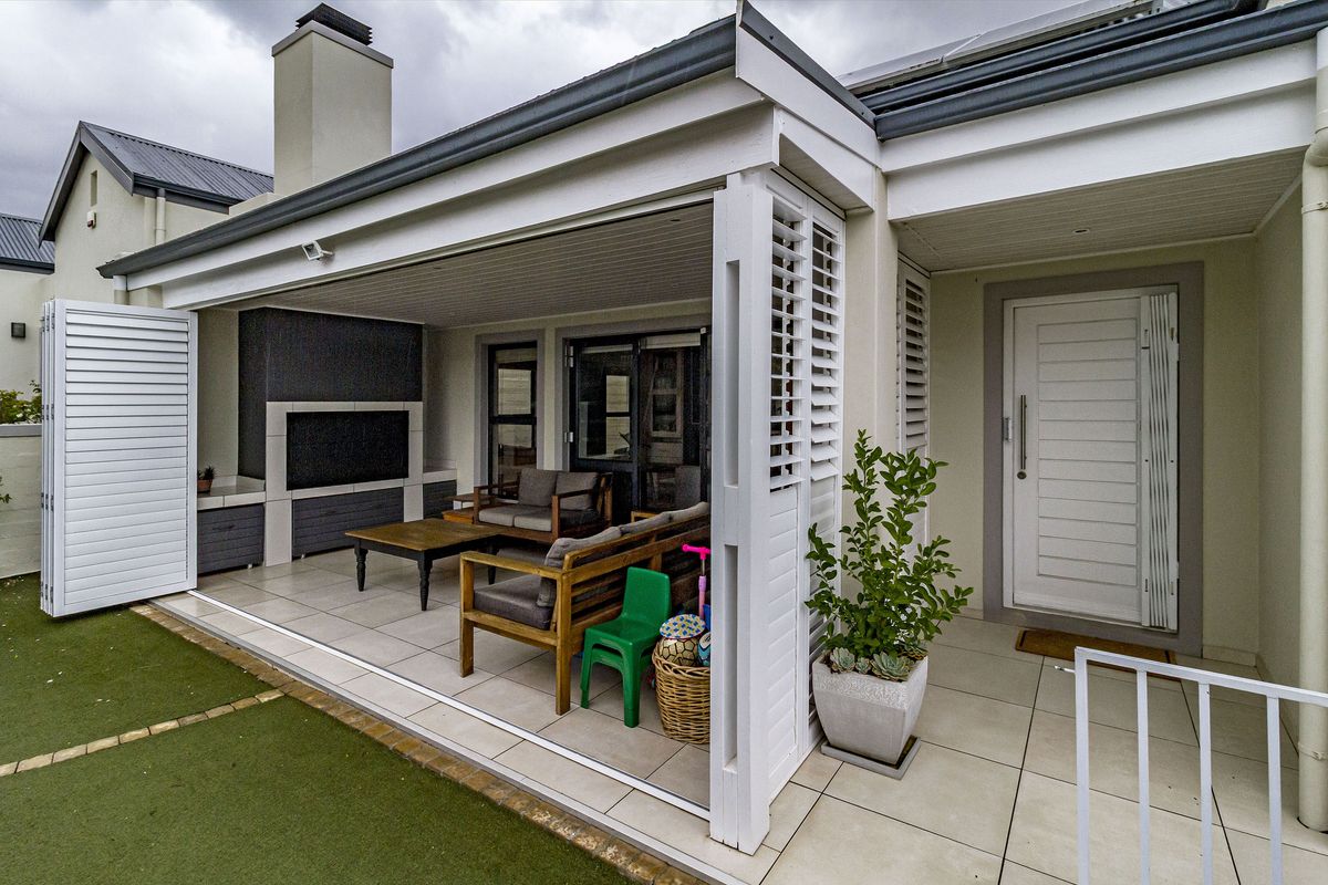 Immaculate,move-in ready home in exclusive estate - Photo 3