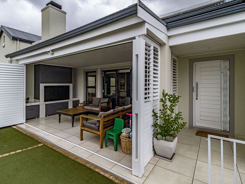 Immaculate,move-in ready home in exclusive estate - Photo 3