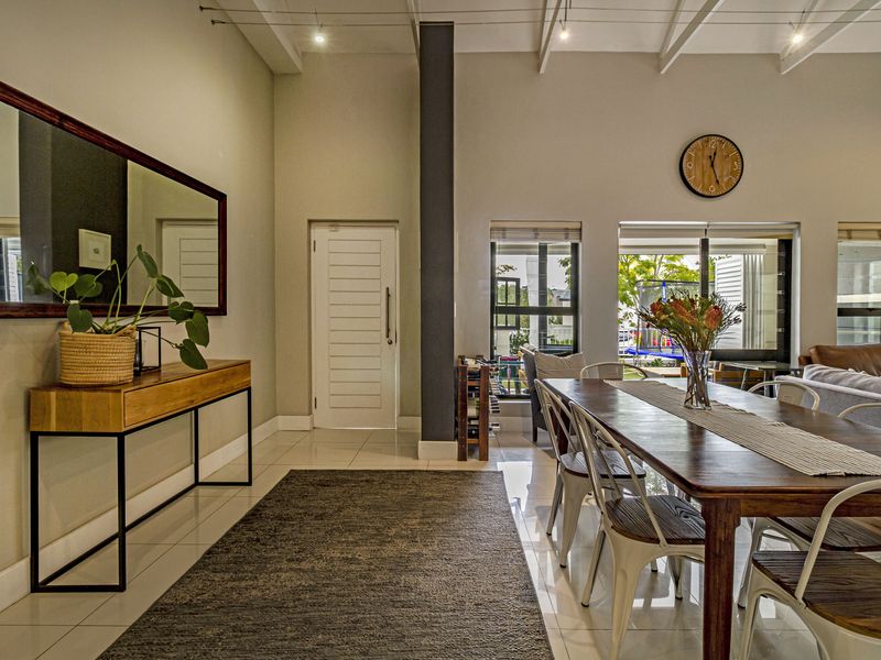 Immaculate,move-in ready home in exclusive estate - Photo 9
