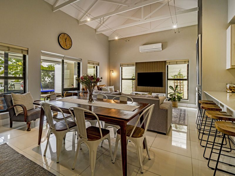 Immaculate,move-in ready home in exclusive estate - Photo 8
