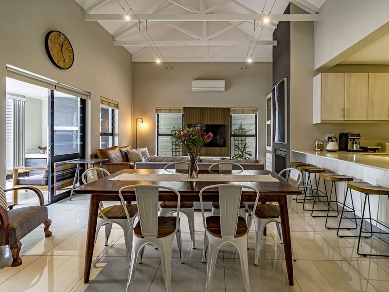 Immaculate,move-in ready home in exclusive estate - Photo 7