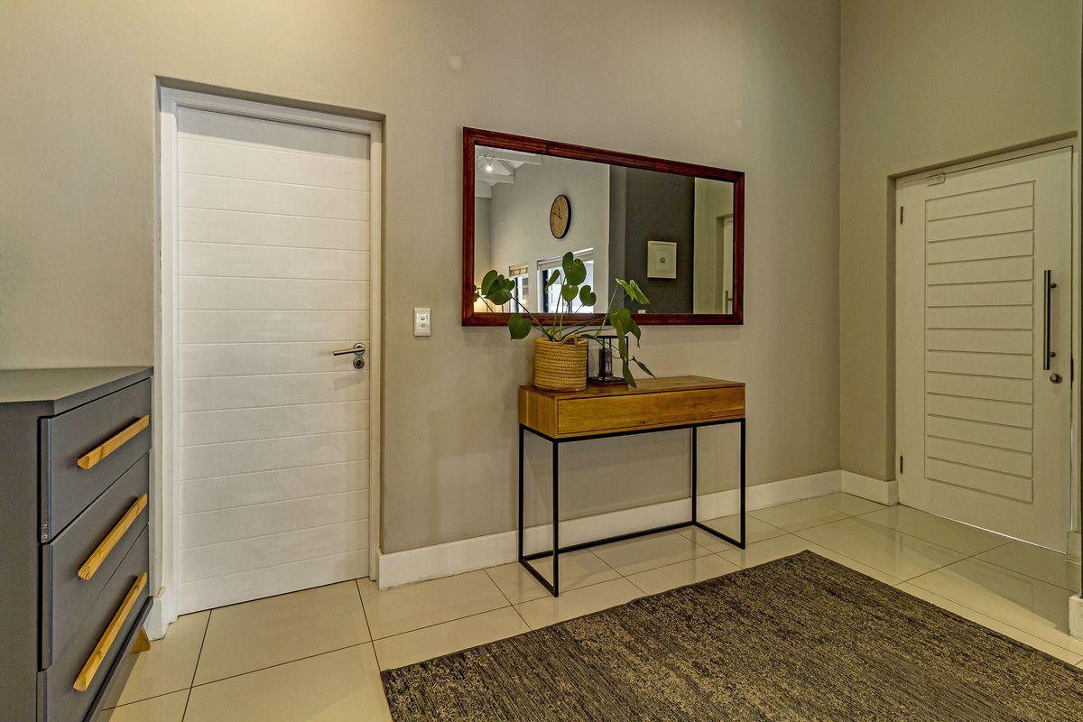 Immaculate,move-in ready home in exclusive estate - Photo 4