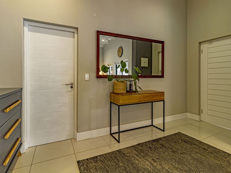 Immaculate,move-in ready home in exclusive estate - Photo 4