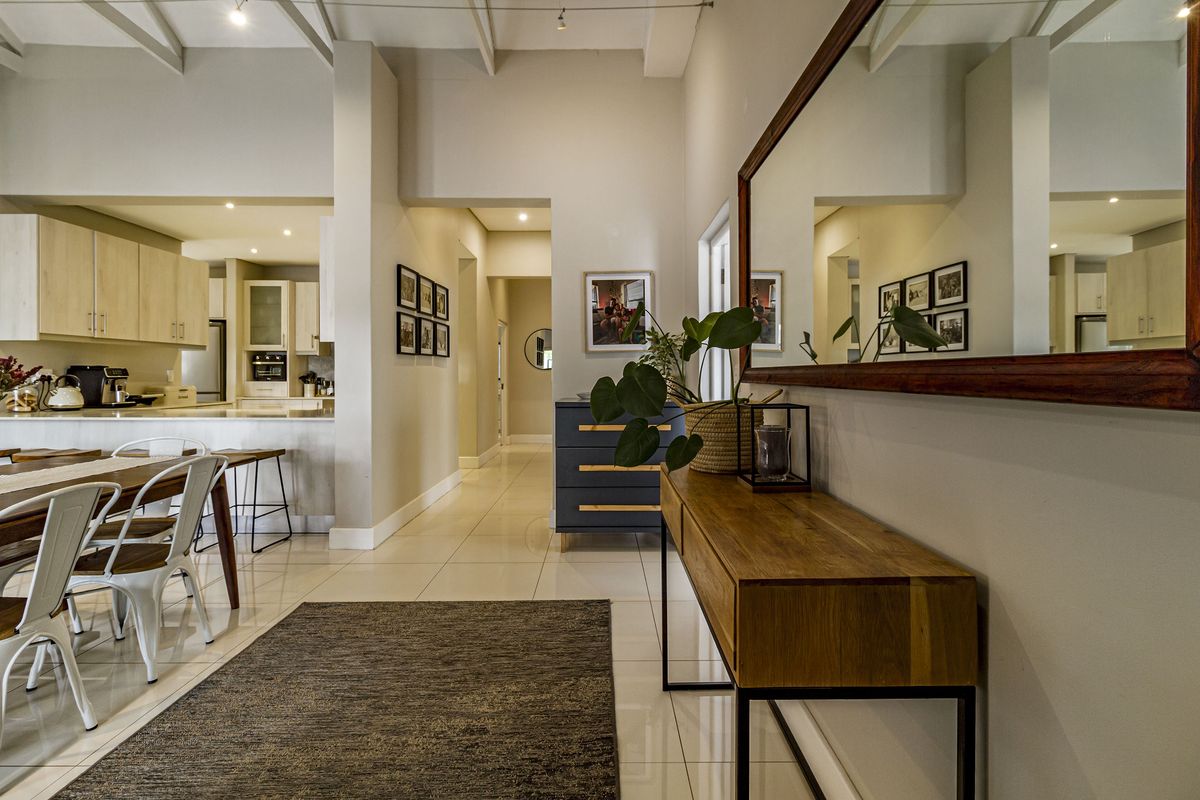 Immaculate,move-in ready home in exclusive estate - Photo 5